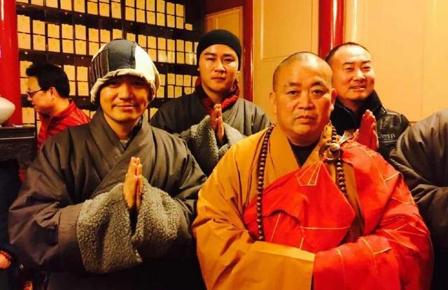 释永信力挺王宝强:别忘了还有少林寺 经济上若有急用告诉我