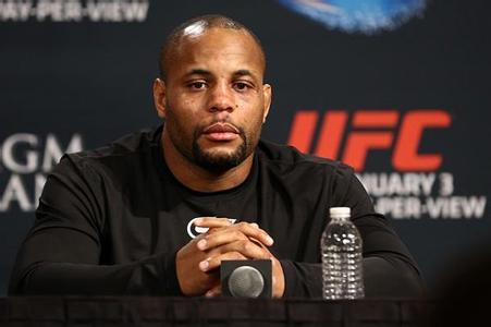 UFC206：前轻重量级冠军丹尼尔·科米尔因伤退赛