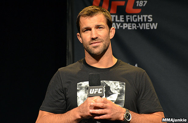 UFC格斗之夜101前UFC中量级冠军卢克·洛克霍德伤退