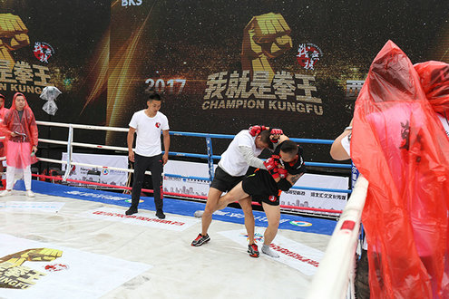 我就是拳王西安赛区风雨无阻 民间草根冒雨打擂