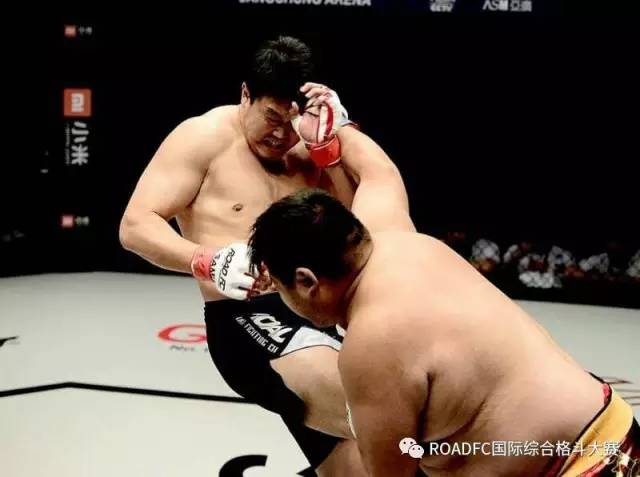 ROAD FC 敖日格乐.jpg