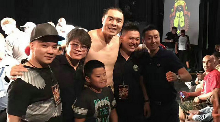 张志磊首局TKO美国选手豪取职业生涯17连胜
