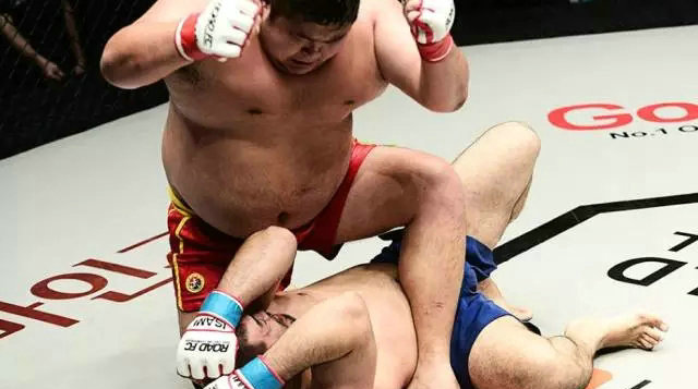 ROAD FC 42：敖日格乐第三局KO获胜 何建伟点数告负