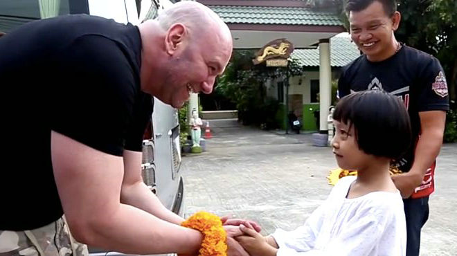 UFC总裁白大拿与自己救助的泰国女孩见面