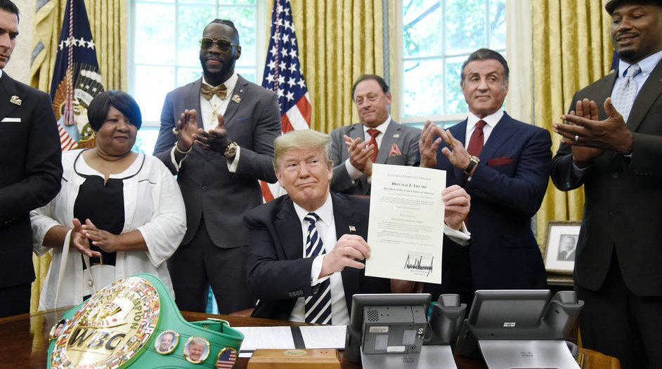 美国总统特朗普赦免已故拳王杰克·约翰逊