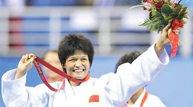 奥运冠军冼东妹与新疆学生分享“柔道之路”