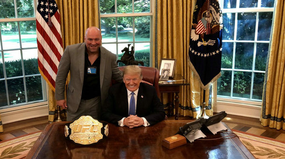 UFC总裁白大拿与美国总统特朗普在白宫合影留念