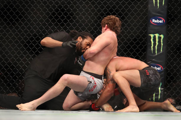 ben-askren-wrestles-robbie-lawler-UFC.jpg