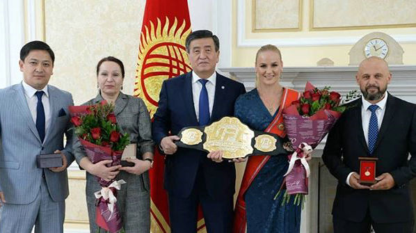 UFC女子蝇量级冠军瓦伦蒂娜·舍普琴科回国受到总统接见