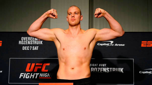 UFC最高选手“摩天大楼”斯特凡·斯特鲁夫宣布退役