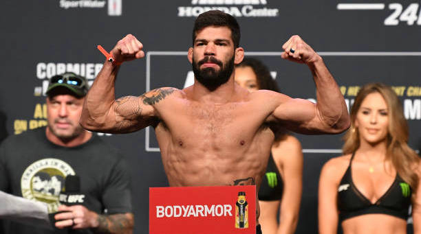 UFC格斗之夜186：拉斐尔·阿松桑退赛