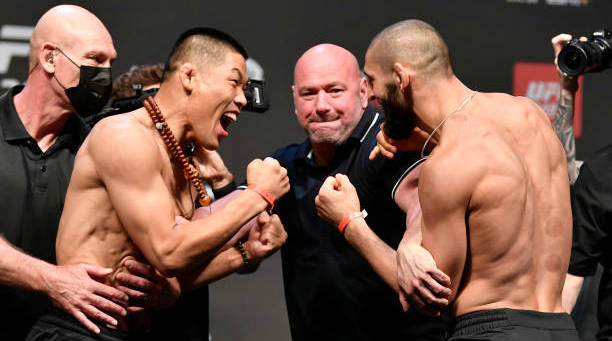 奇马耶夫第一次称重超重!李景亮与胡耀宗顺利过关!UFC 267明晚开战!
