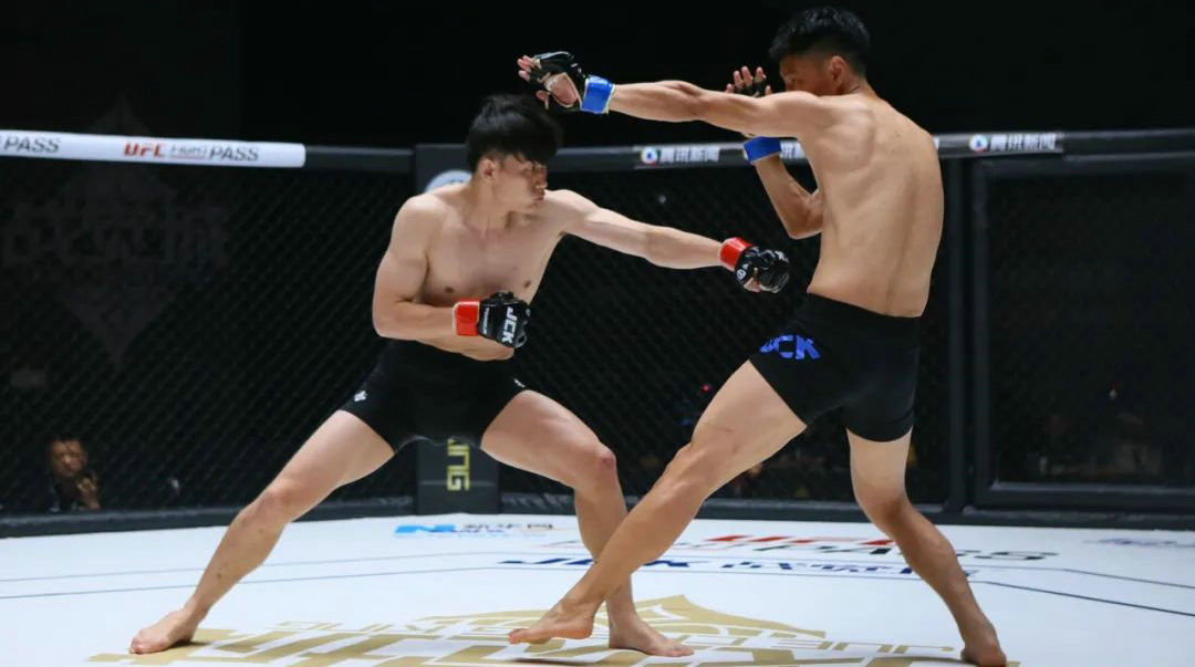 邓立MMA首秀降服获胜,石晓东首局TKO和喜格图