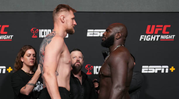 UFC格斗之夜:沃尔科夫vs罗森斯楚克赛前称重图集