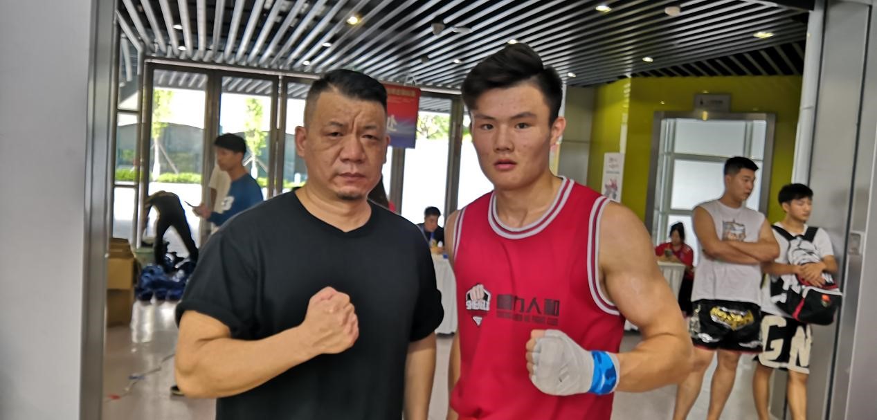 一回合KO!“帅白龙”罗超统治级表现打进四强!