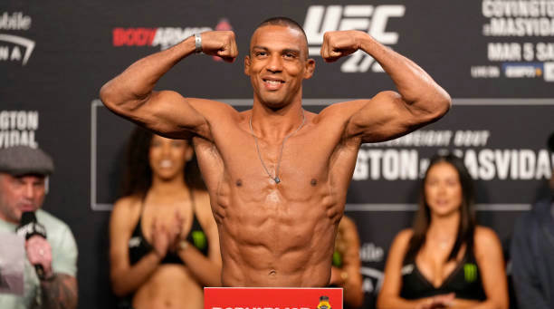 10月30日UFC:埃德森·巴博萨因伤退赛