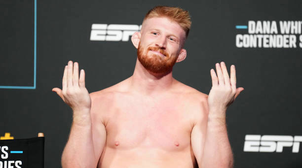 UFC 282:不败摔跤冠军博·尼卡尔因伤退赛