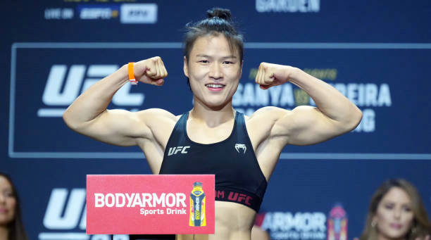 张伟丽重夺UFC金腰带之战!UFC 281赛前称重图集