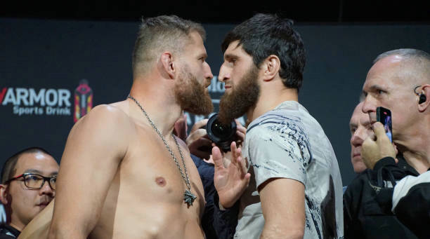 UFC 282赛前称重图集!空缺的轻重量级冠军金腰带争夺战