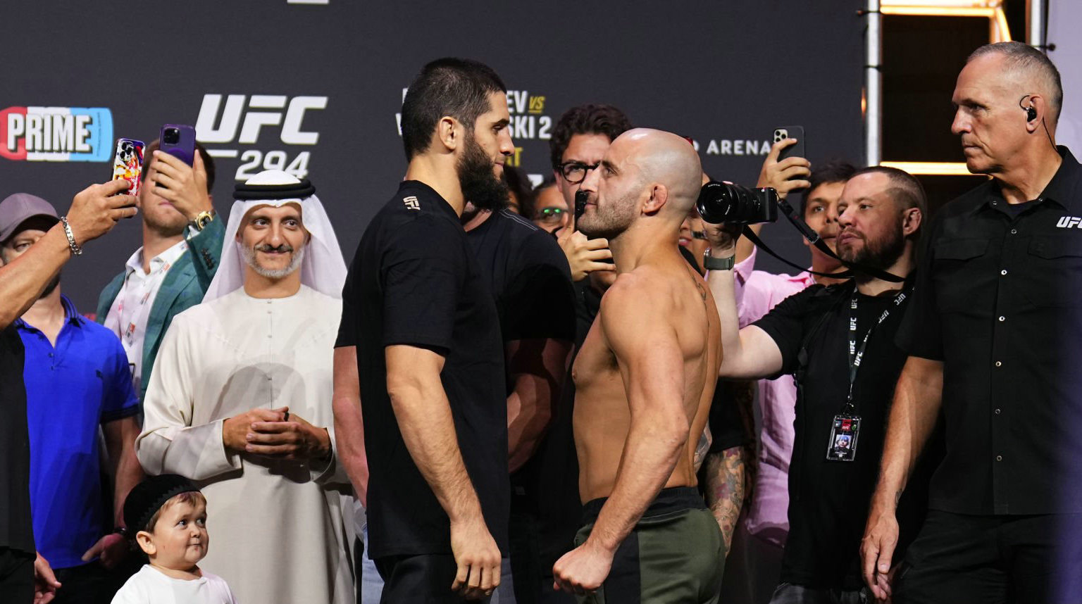 UFC 294赛前称重图集!轻量级冠军战领衔