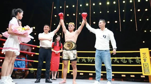 EFC蛮火豹系列赛产生首位金腰带得主,格斗湘军两连胜