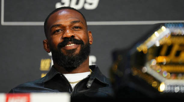 乔恩·琼斯宣布退役，汤姆·阿斯皮纳尔成为正式UFC重量级冠军