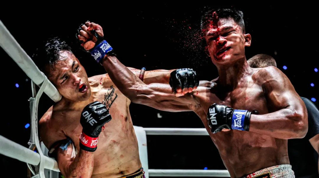 ONE周五格斗夜129战报：腾努恩击败对手，阿亚德高扫惊艳KO