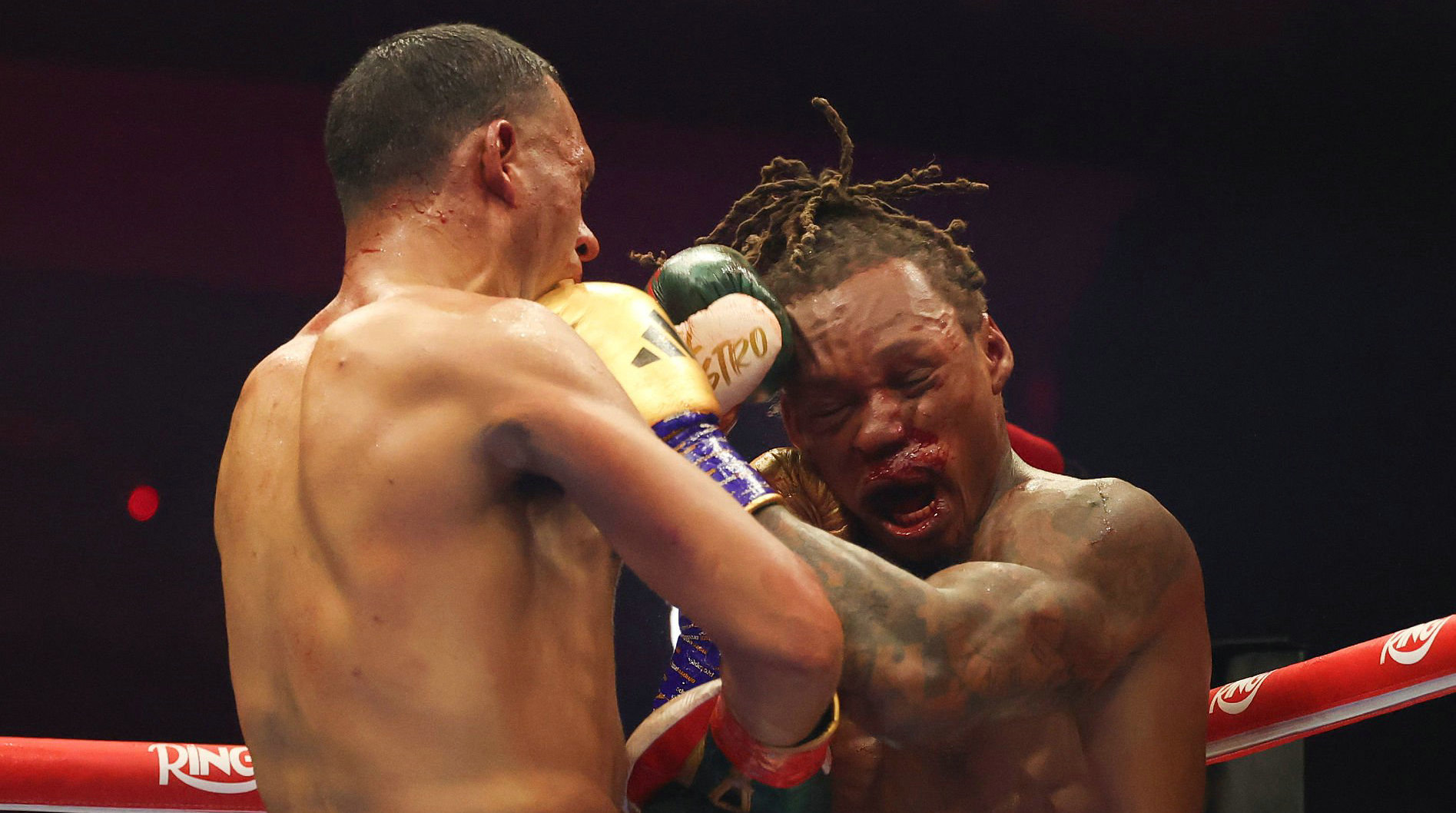 贝纳维德兹第七回合TKO亚德！哈尼点胜诺曼夺得金腰带