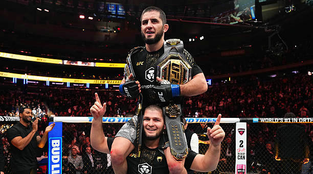 张伟丽遗憾点数告负，马哈切夫完胜夺得UFC次中量级金腰带