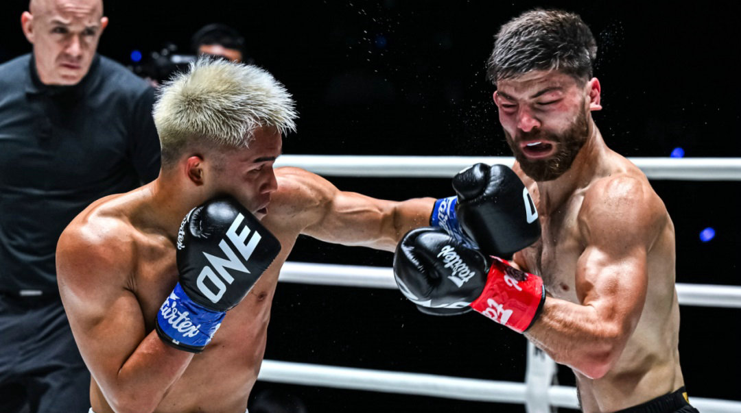 张沛勉完胜巴尔博萨！胡勇首回合TKO金加德