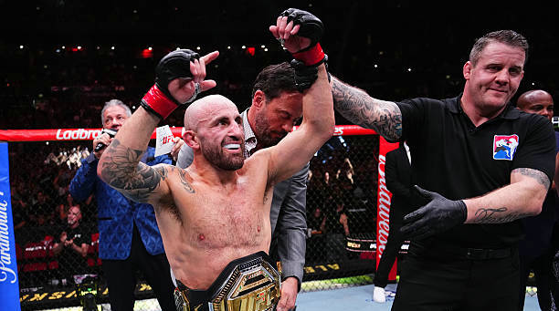 益扎与苏朗让波点数告负，沃卡诺夫斯基再次卫冕UFC金腰带