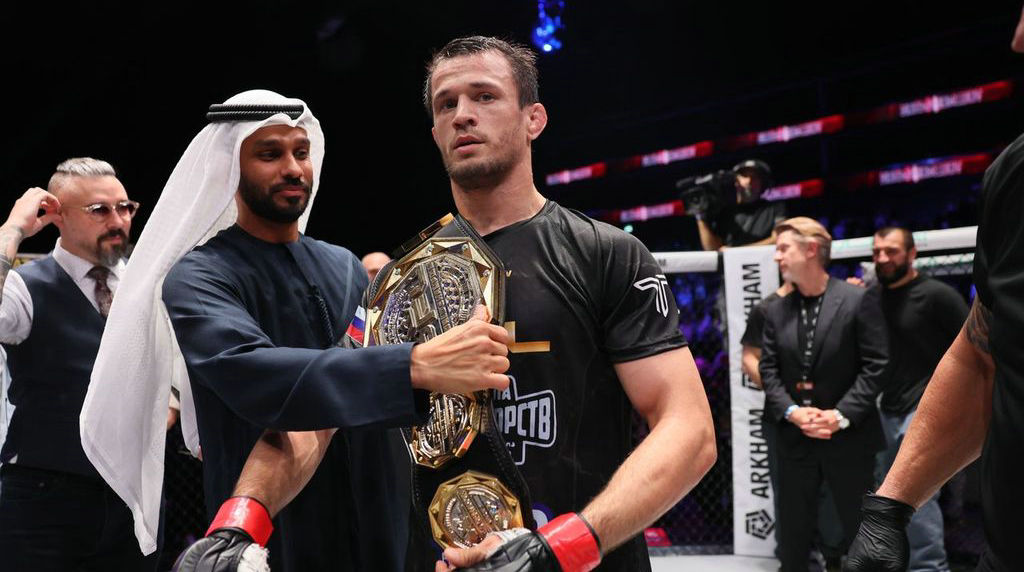 努马戈梅多夫第三局绞杀戴维斯卫冕PFL金腰带