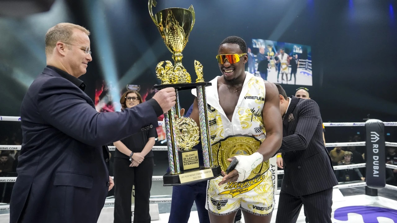 莫里·克罗马夺得Glory重量级冠军金腰带