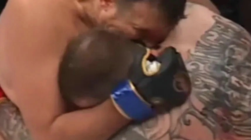 格斗比赛拳手咬耳朵犯规，跑出笼子遭观众围殴