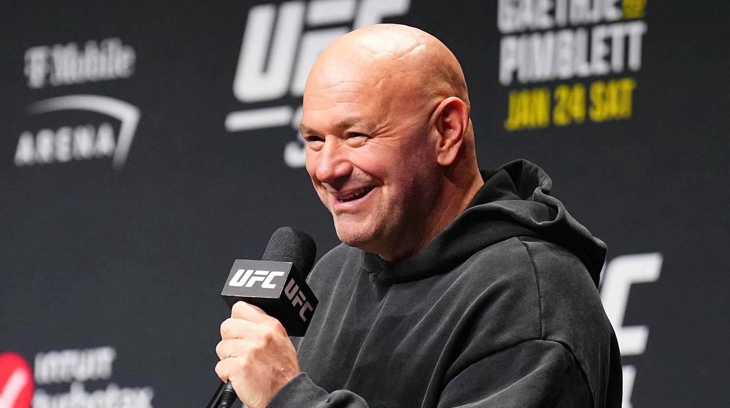 UFC白大拿：支持佩雷拉升重，但奇马耶夫要先证明自己