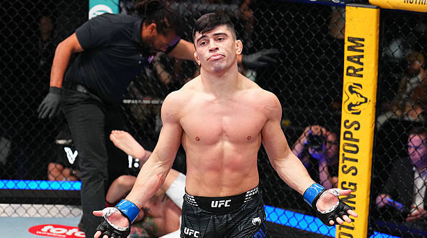 瓦列霍斯首回合TKO埃米特取得四连胜