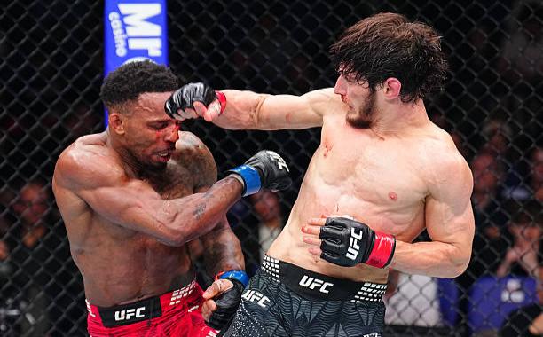 埃夫洛耶夫多数判定险胜墨菲继续不败金身