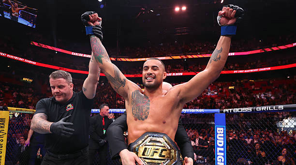 乌尔伯格首回合反杀KO普罗查兹卡夺得UFC金腰带