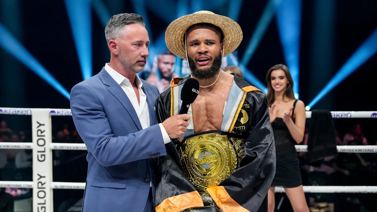 奇科·夸西夺Glory中量级冠军金腰带