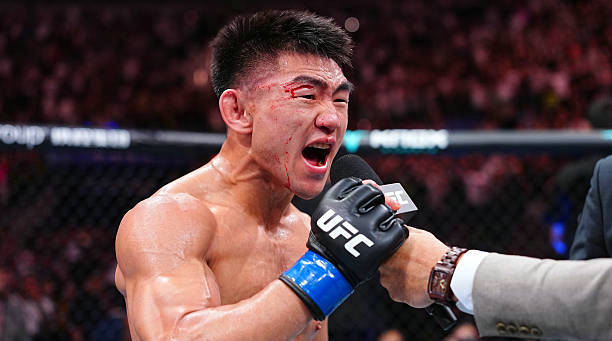 宋亚东第二回合KO乌马尔！苏木达尔基点胜，刘策首局KO