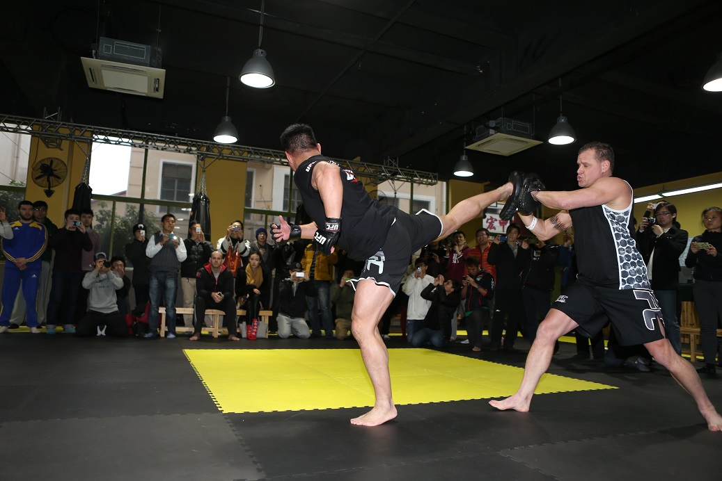 UFC格斗巨星康李在上海粉丝见面会图片