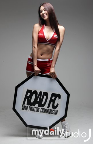 韩国UFC举牌女郎 性感媚眼秀窈窕身材