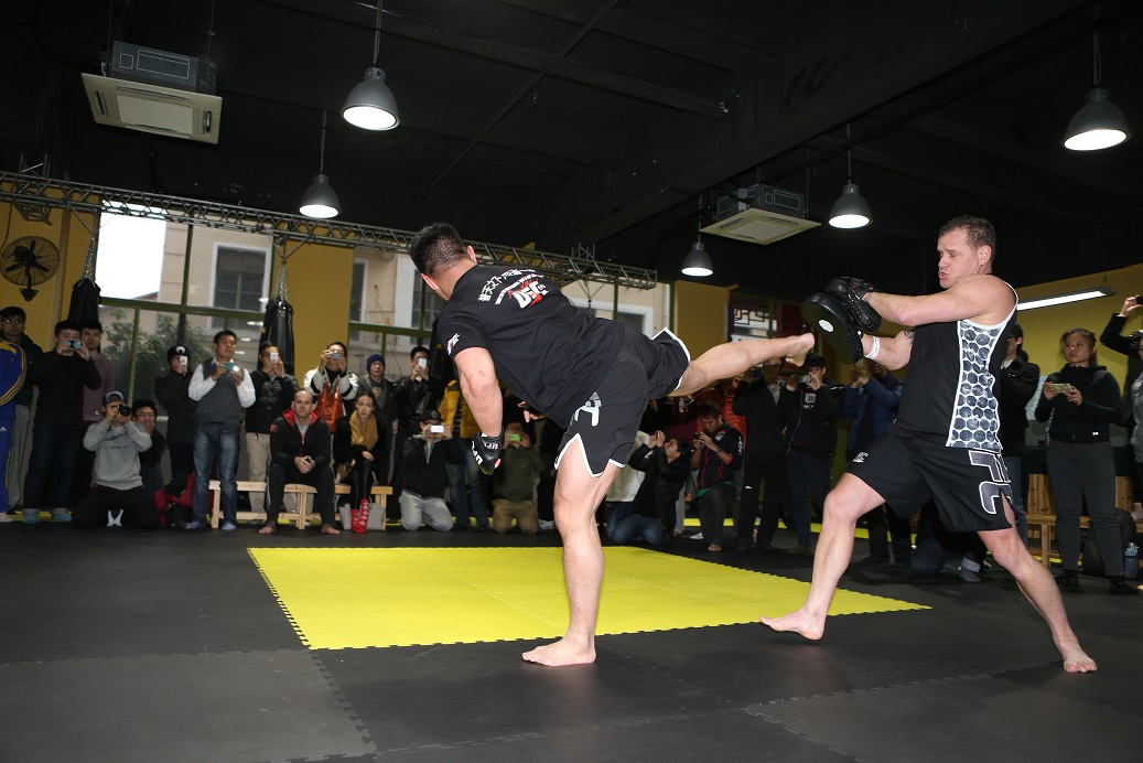UFC格斗巨星康李在上海粉丝见面会图片