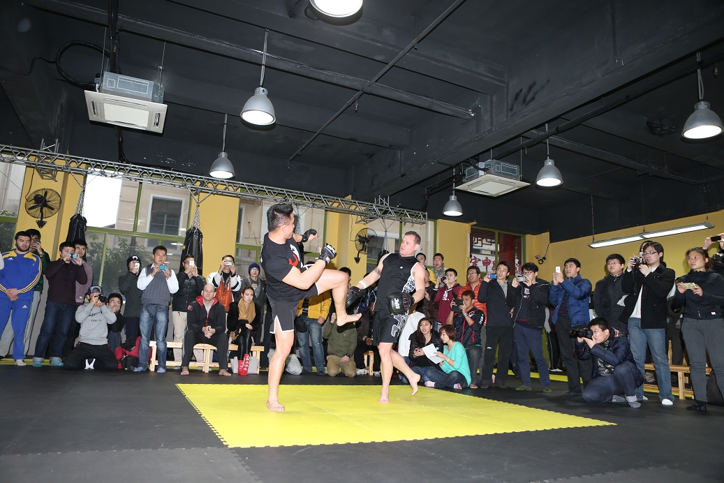 UFC格斗巨星康李在上海粉丝见面会图片