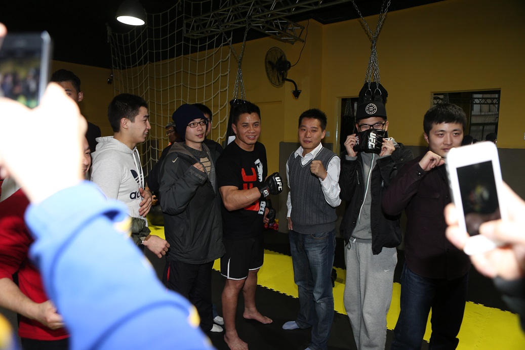 UFC格斗巨星康李在上海粉丝见面会图片