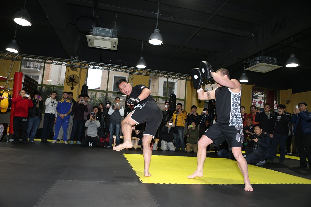 UFC格斗巨星康李在上海粉丝见面会图片