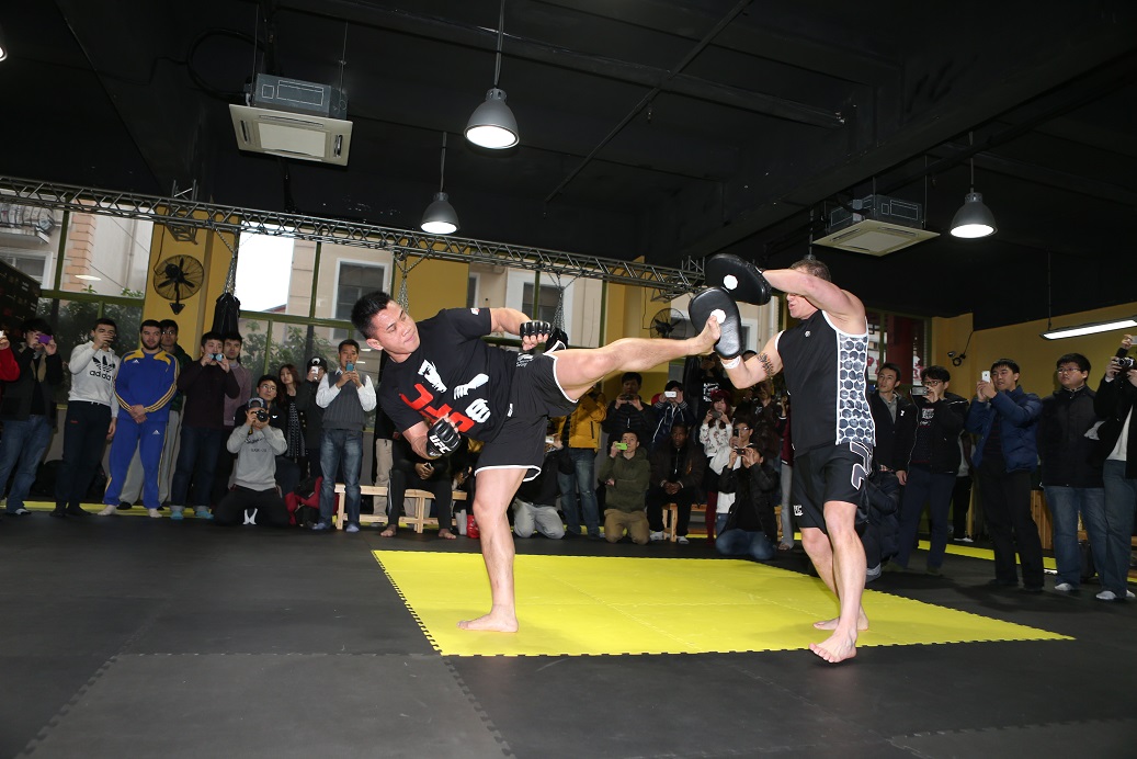 UFC格斗巨星康李在上海粉丝见面会图片