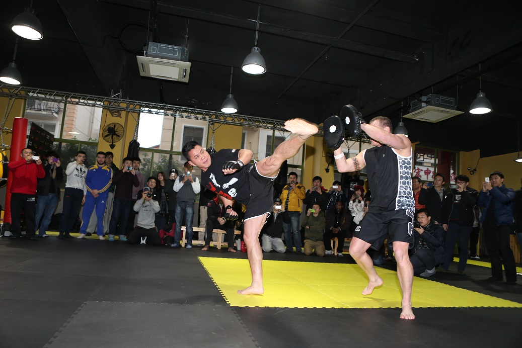 UFC格斗巨星康李在上海粉丝见面会图片