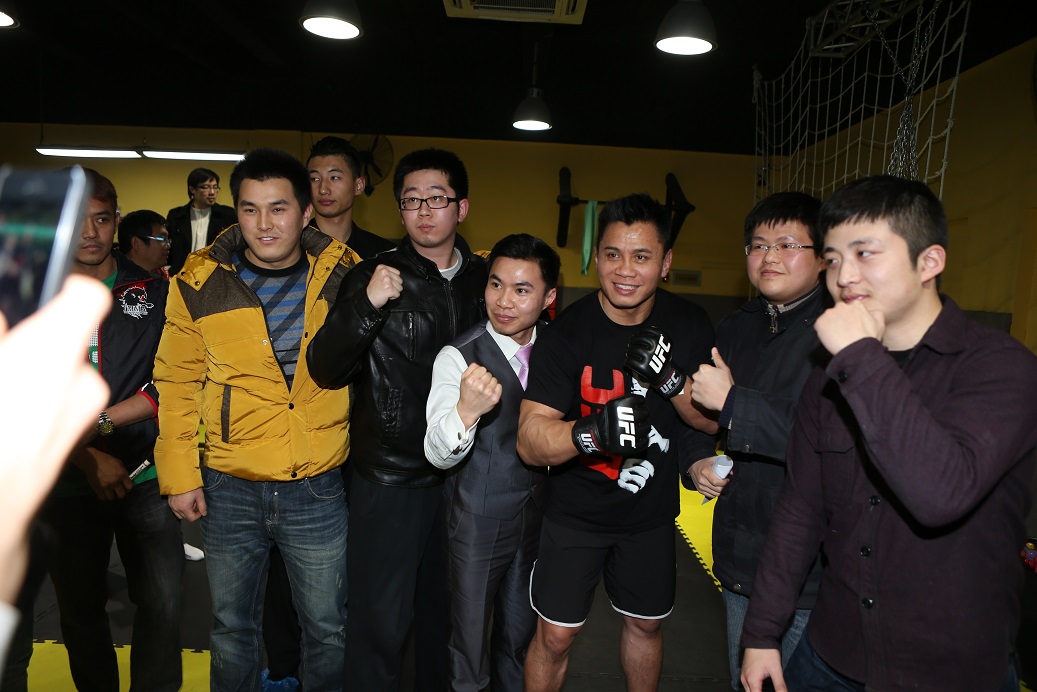 UFC格斗巨星康李在上海粉丝见面会图片