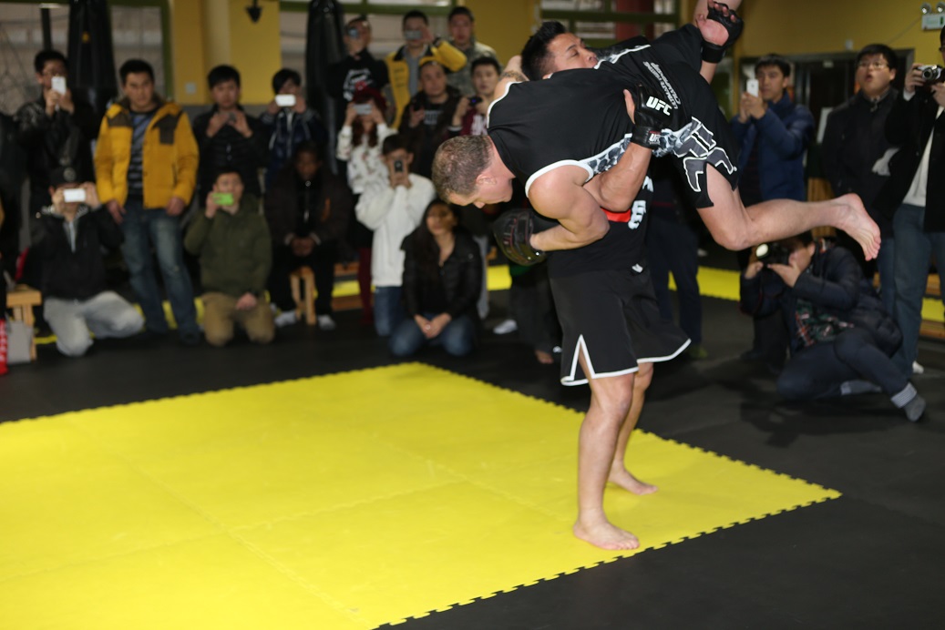 UFC格斗巨星康李在上海粉丝见面会图片